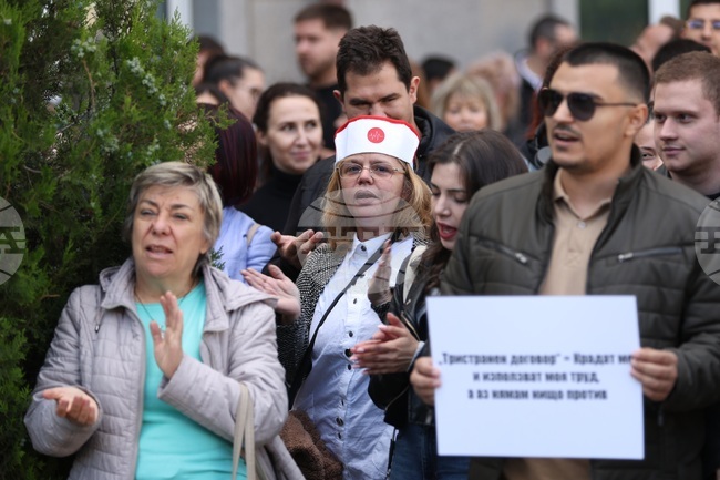 Студенти по медицина, бъдещи лекари и медицински сестри и здравни работници настояха за адекватни условия на труд и достойни възнаграждения на протест в София