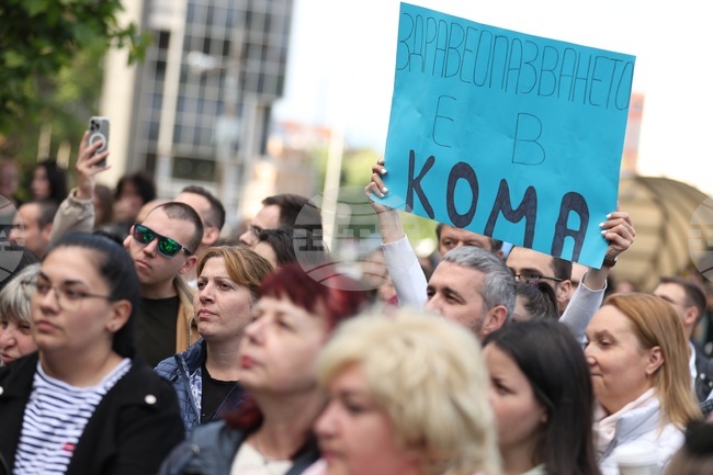 Студенти и медицински специалисти протестират пред Министерството на здравеопазването с искане за достойно заплащане 