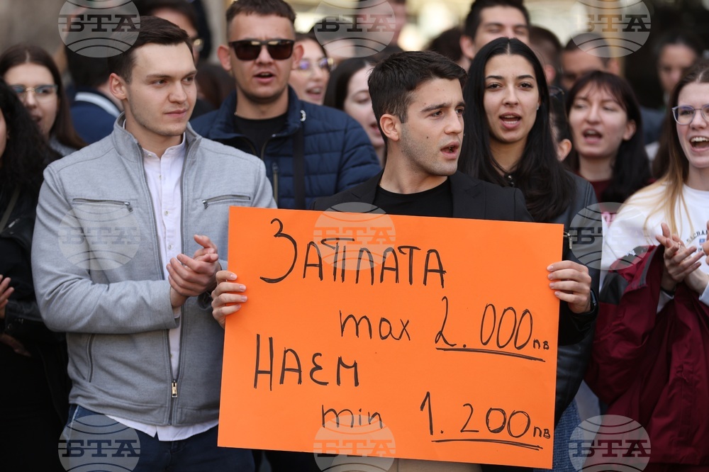 Настоящи и бъдещи медици протестираха в цялата страна с искане за достойно заплащане