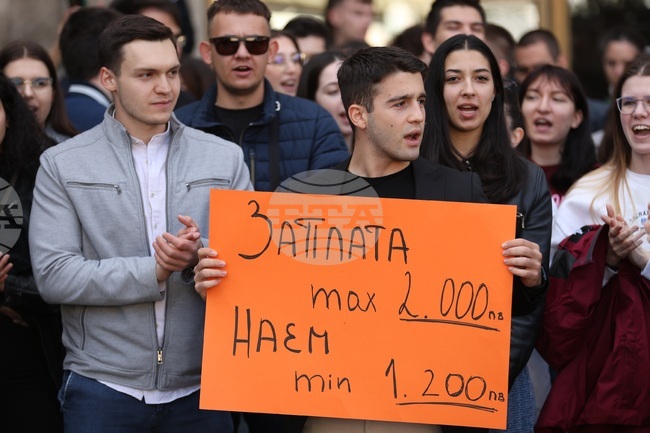 Настоящи и бъдещи медици протестираха в цялата страна с искане за достойно заплащане