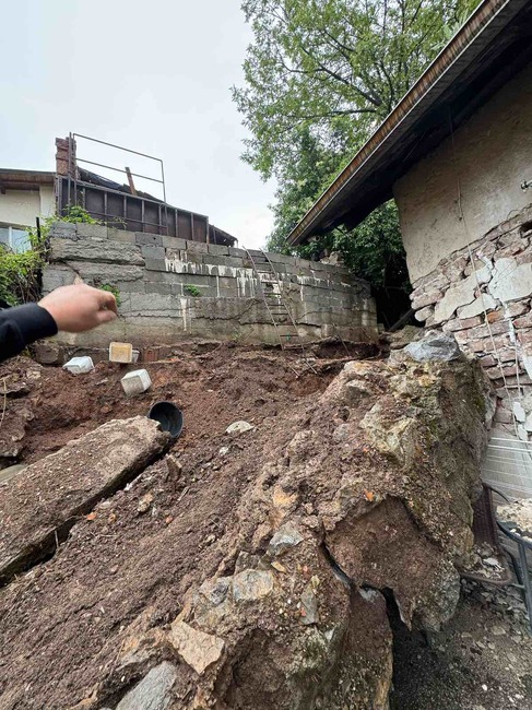 Подпорна стена се срути в пернишкия кв. „Каменина“, евакуираха семейство, живеещо в близост
