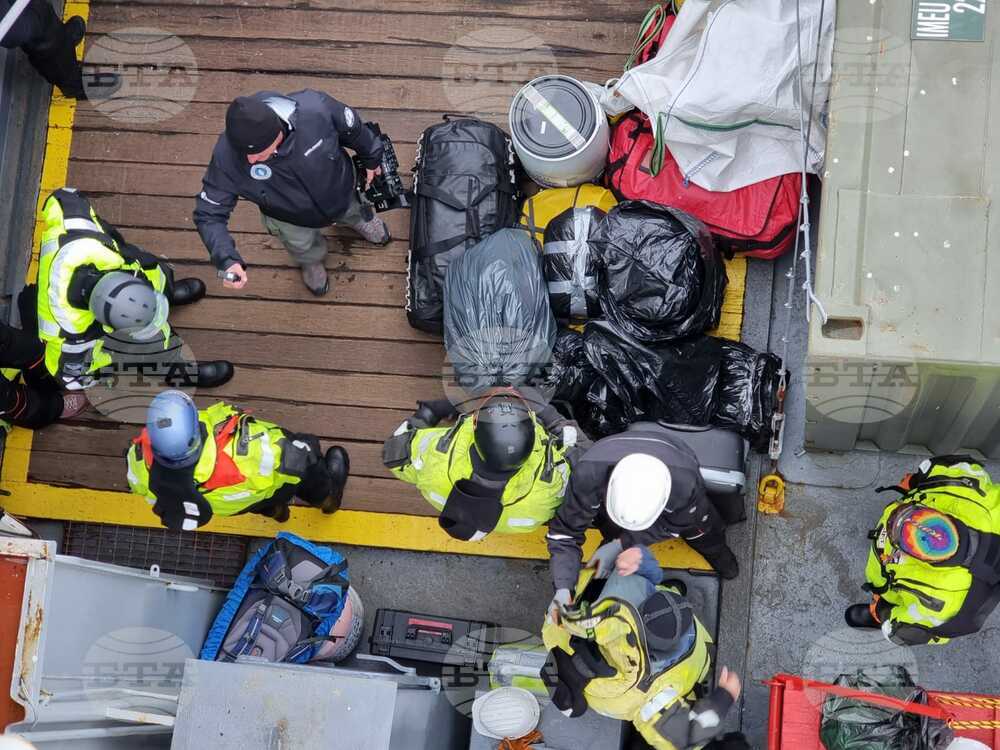 Ден 50 - Антарктида - Завърши първият етап от товаро-разтоварните дейности на о-в Ливингстън