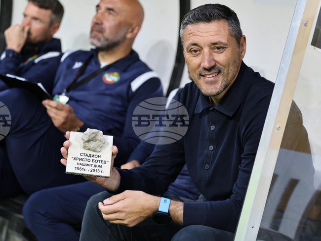 Старши треньорът на ЦСКА Душан Керкез с жест към бившия си отбор Ботев (Пловдив)