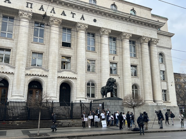 Съдебната палата - родители - протест