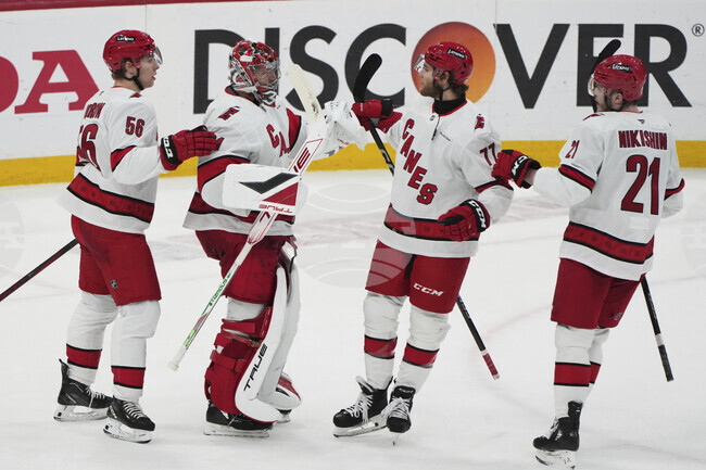 Каролина намали изоставането си в плейофите в НХЛ срещу Флорида