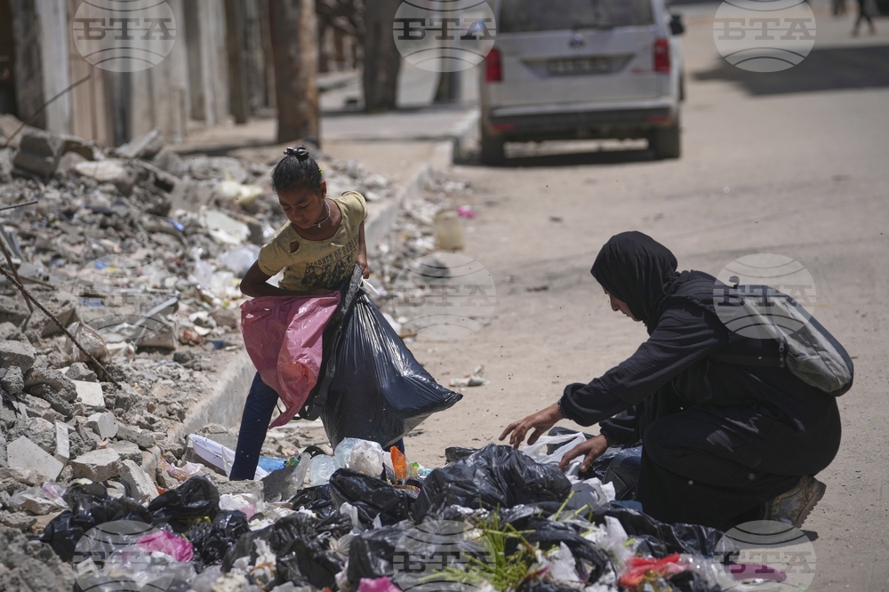 Mideast Wars Gaza Eating from Garbage