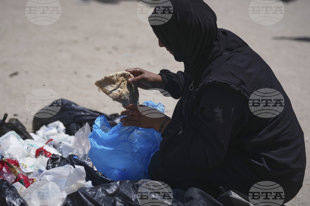 Mideast Wars Gaza Eating from Garbage
