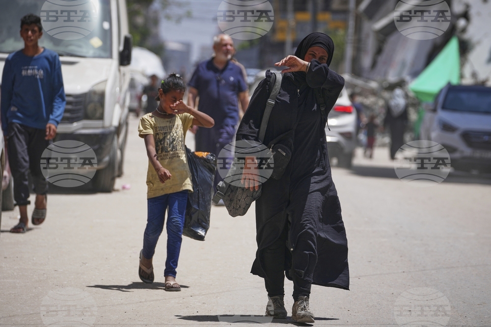 Mideast Wars Gaza Eating from Garbage
