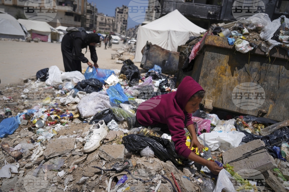 Mideast Wars Gaza Eating from Garbage