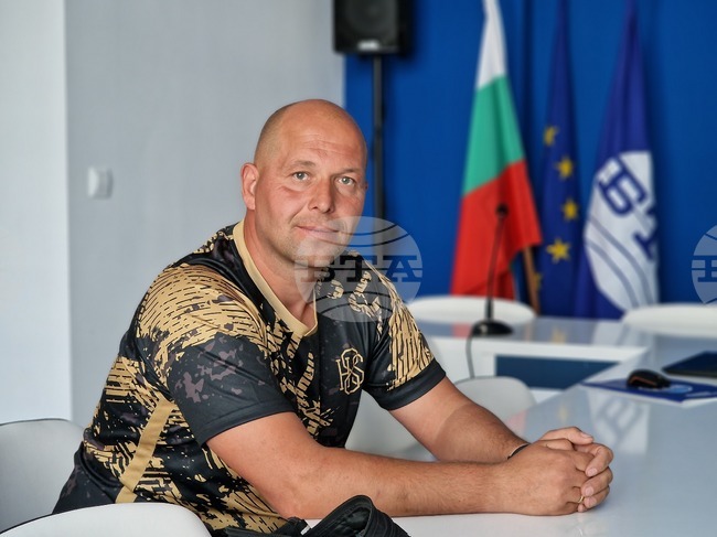 За трета година отбори от Лигата по минифутбол в Перник се събират в благотворителен турнир