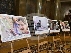 Фотоизложбата "Невинност без граници" беше открита в Софийския университет. Снимка: СУ