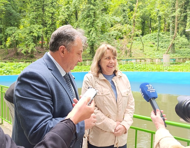 Езерото в парк „Кьошковете" беше зарибено със 140 риби от вида шаран "Кои"