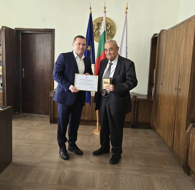 Община Русе: Кметът Пенчо Милков връчи на акад. Васил Сгурев почетна грамота и плакет