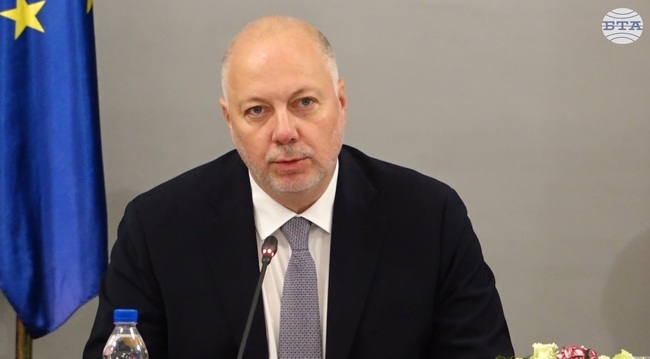 Няма смисъл да вкарваме дебат за еврото, който манипулира хората, ражда в тях страхове и управлява тези страхове, заяви премиерът Росен Желязков