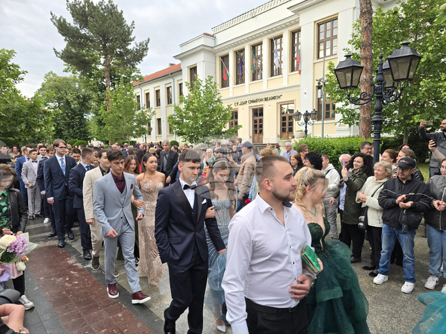 Част от разходите около организацията на абитуриентския бал са необосновани и разхитителни, казаха родители на зрелостници