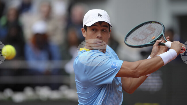 Миналогодишният шампион Дженсън Брууксби отпадна в първия кръг на турнира по тенис в Хюстън