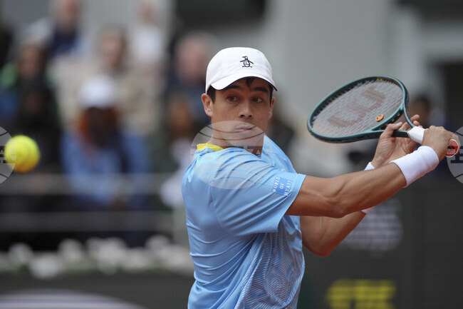 Миналогодишният шампион Дженсън Брууксби отпадна в първия кръг на турнира по тенис в Хюстън