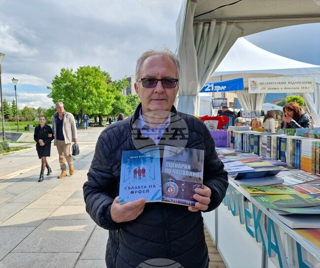 Книгата открива свят, различен от твоя, каза Кирил Петрунов пред БТА