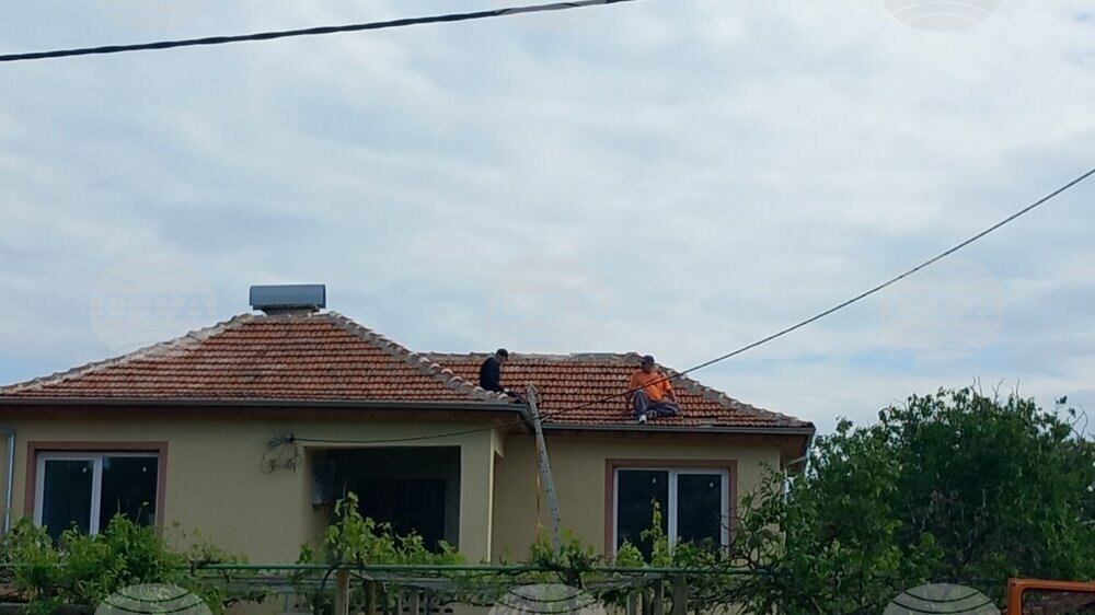 Комисия от Община Стара Загора и ДСП посети над 80 къщи в селата Стрелец и Ловец, засегнати от градушката