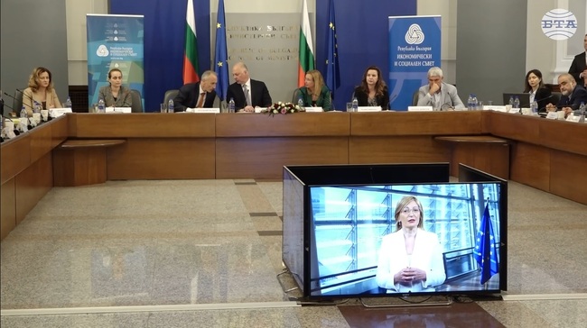 Еврото е доказателство пред света, че България е на масата на силните, каза еврокомисарят Екатерина Захариева