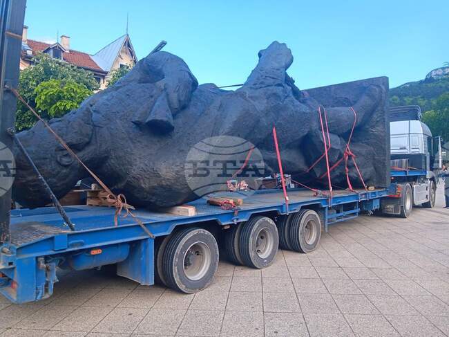 Реставрираният паметник на Христо Ботев вече е във Враца