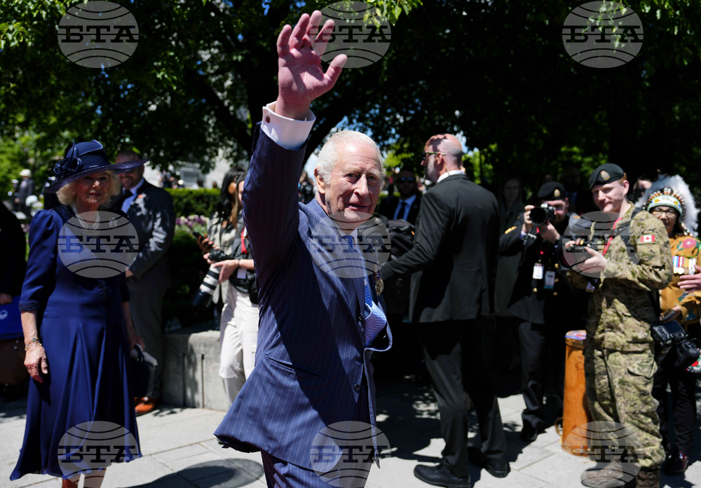 Крал Чарлз Трети беше освиркан от протестиращ заради връзките на принц Андрю със скандалния финансист Джефри Епстийн