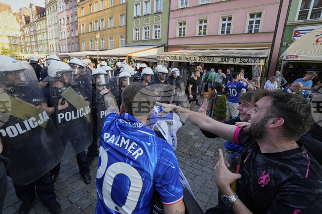 Фенове на Бетис и Челси предизвикаха безредици във Вроцлав в навечерието на финала в Лига на конференциите 