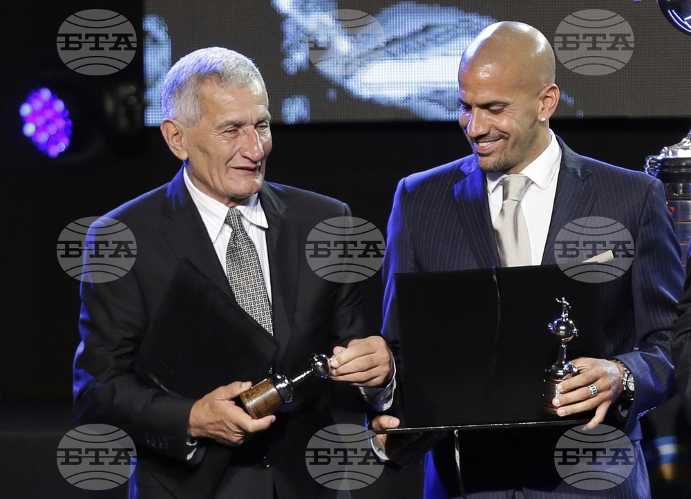 Президентът на Естудиантес Верон и отборът му бяха наказани заради протест