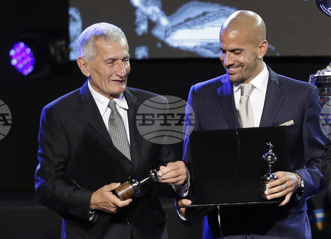 Президентът на Естудиантес Верон и отборът му бяха наказани заради протест