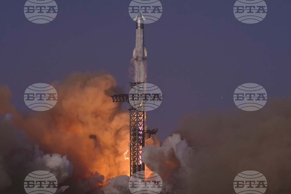 Мегаракетата "Старшип" на "Спейс Екс" се взриви по време на десетия си тестов полет