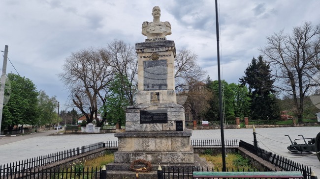 Паметникът на полк. Антон Дяков в разградското село Топчии е почистен и обновен