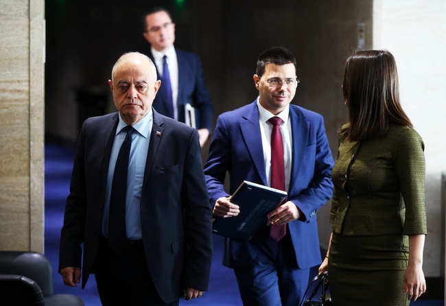 От „Демократична България“ определиха положителните доклади за България като сериозен успех, но обявиха, че условия за вот на недоверие ще има през септември