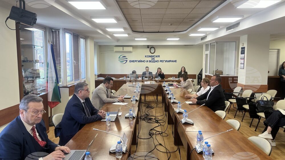 Поевтиняване на природния газ със 7 стотинки за юни обсъдиха "Булгаргаз" и КЕВР на открито заседание