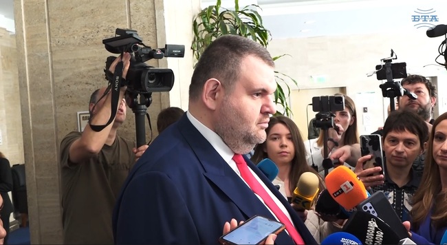 Джевдет Чакъров направи правилното - напусна влака на тези номади, коментира Делян Пеевски