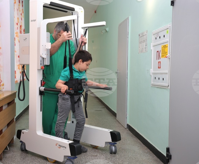 Във Варна високотехнологичен робот помага на деца с проблеми в моториката да проходят