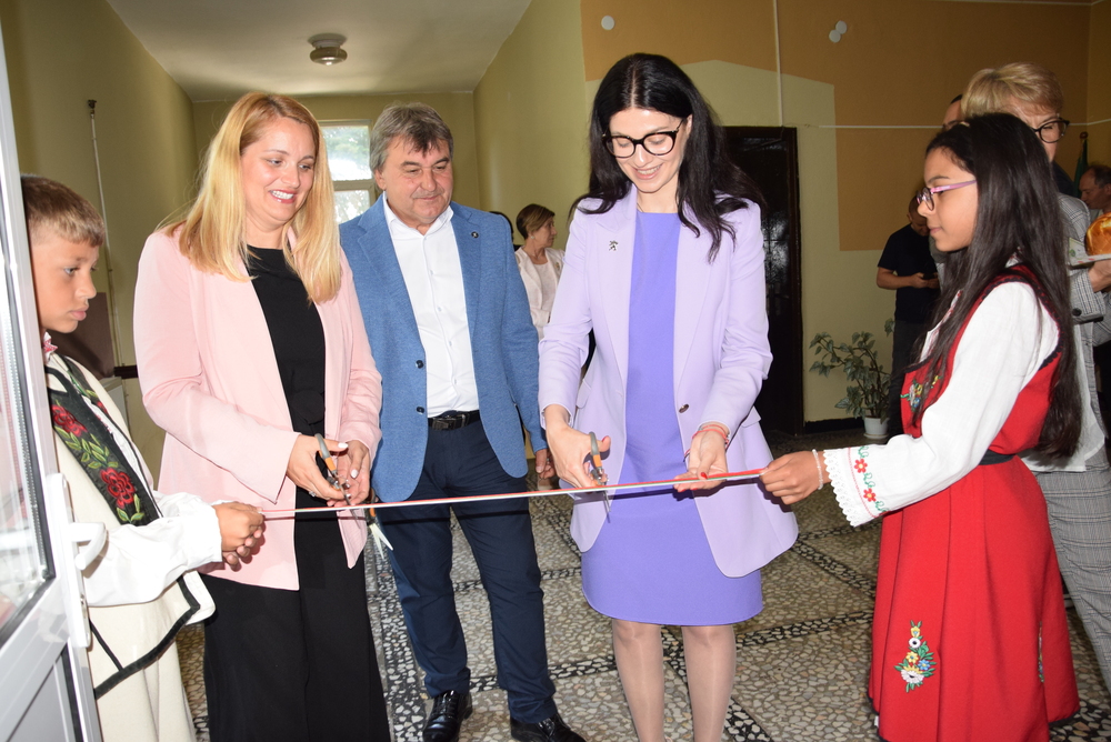 Областна администрация Видин: Областният управител преряза лентата на новоизграден STEM център в СУ „Св. св. Кирил и Методий“ в община Димово