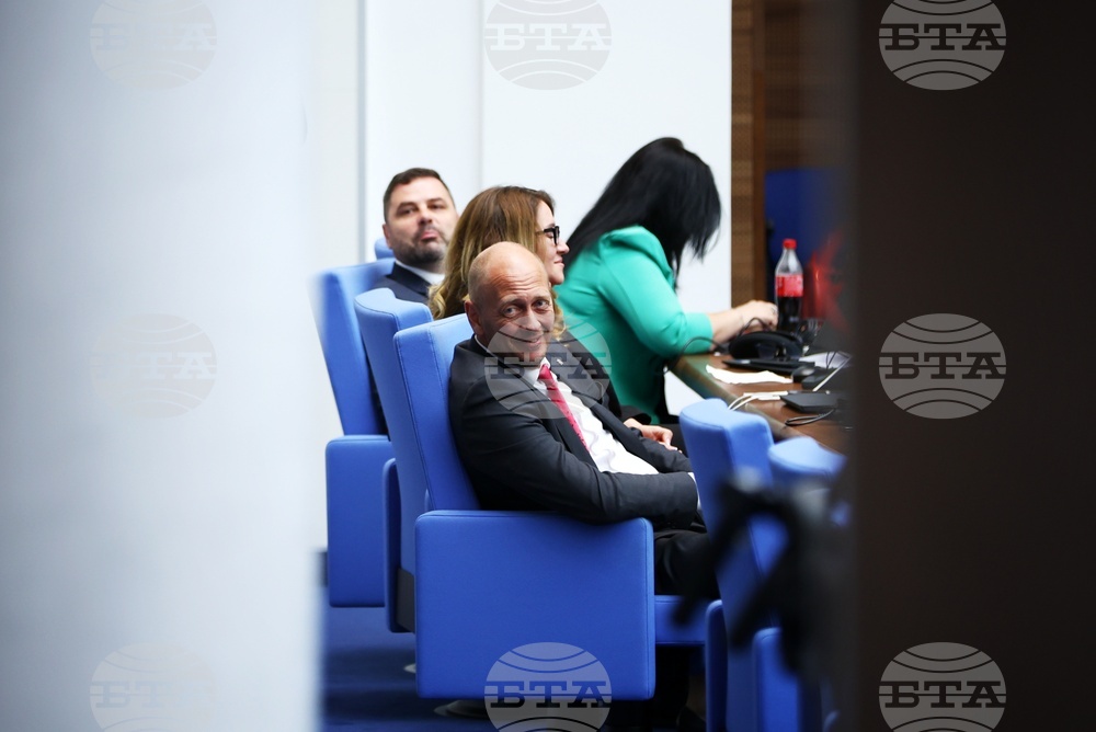 Парламент - Комисия за разкриване на документите и за обявяване на принадлежност на български граждани към Държавна сигурност и разузнавателните служби на Българската народна армия - членове - обсъждане