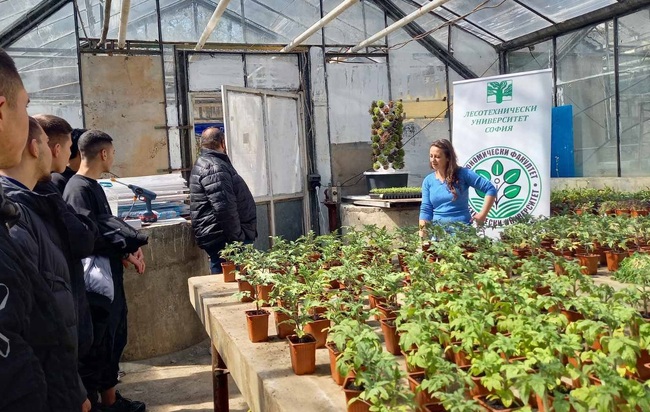 В Професионалната гимназия "Д-р Стамен Григоров“ в София учениците отглеждат растения, открива се и специалността "Ветеринарен лаборант"