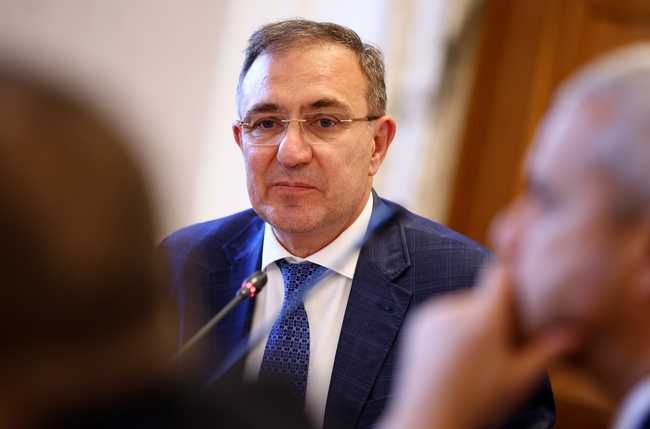 Трябва да направим всичко възможно да няма хора, работещи без договор, каза министър Борислав Гуцанов
