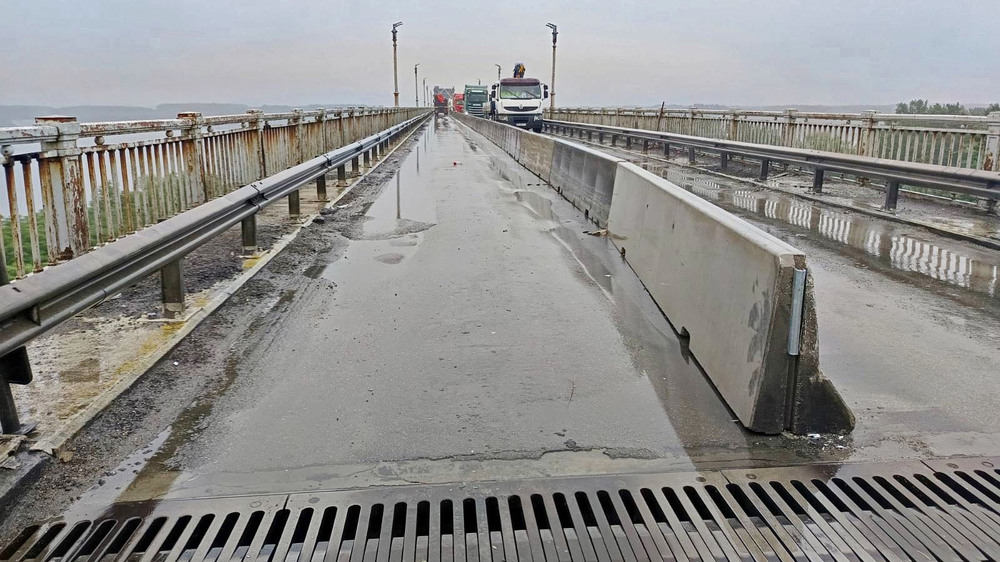 Монтира се стоманобетонна преграда при ремонта на следващите 320 метра от Дунав мост при Русе