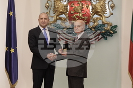 Президентът Румен Радев награди изтъкнати дейци в областта на културата, науката, образованието и медицината