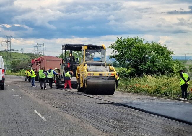 Ограничава се движението в двете посоки по пътя София – Кулата при пътен възел "Кочериново" поради ремонт на асфалта
