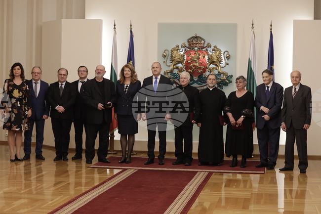 Президентът Румен Радев награди изтъкнати дейци в областта на културата, науката, образованието и медицината