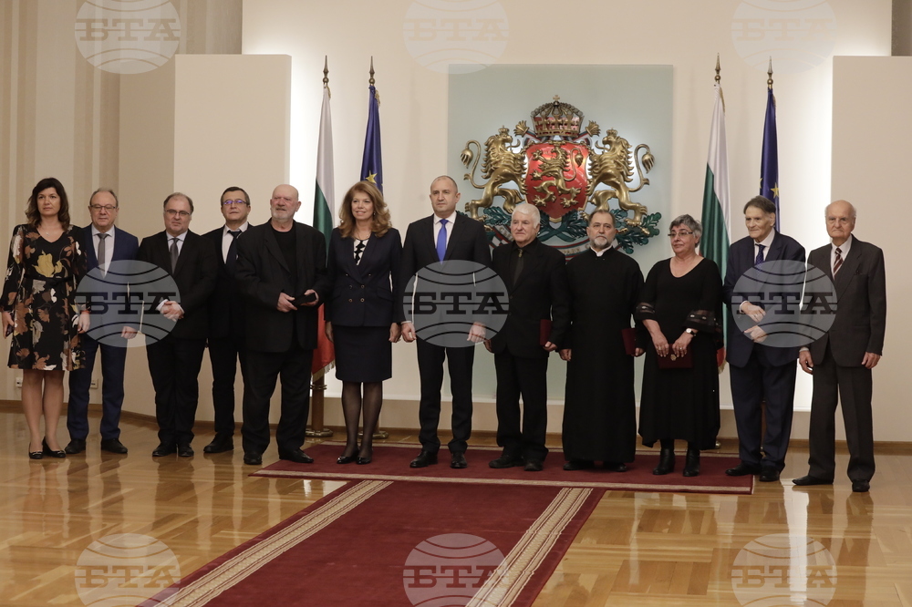 Президентът Румен Радев награди изтъкнати дейци в областта на културата, науката, образованието и медицината