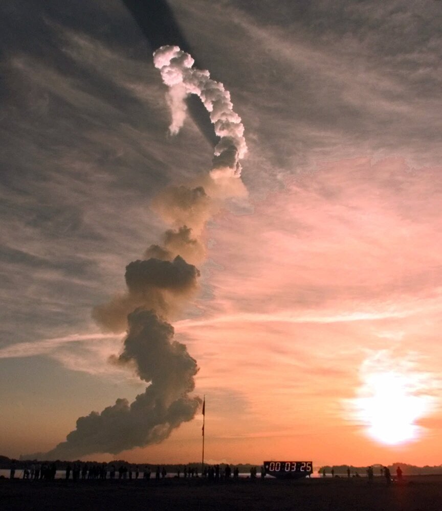 На днешната дата през 1999 г. "Дискавъри" извършва първото скачване с Международната космическа станция