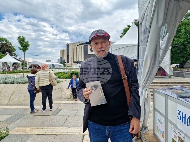 „Тезей в лабиринта" е центрирана върху проблемите на съвременния свят, каза поетът Едвин Сугарев пред БТА