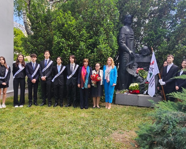 Българската общност във Виена почете 24 май с поднасяне на венци пред паметник на светите братя Кирил и Методий във Виена