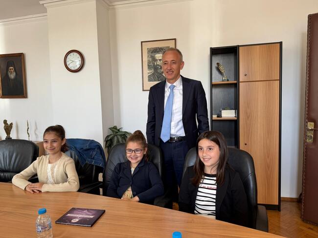 Книгата "Магията на думите" представиха третокласници от Второ средно училище "Емилиян Станев" пред министър Красимир Вълчев