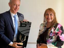 Министърът на образованието и науката Красимир Вълчев и директорът на Второ средно училище "Емилиян Станев" д-р Елеонора Лилова. Снимка: МОН