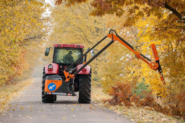 Във връзка с разпространена манипулирана информация от Института по пътна безопасност, АПИ заявява, че не става дума за косачки, а за специализирана техника подпомагаща осигуряването на пътната безопасност